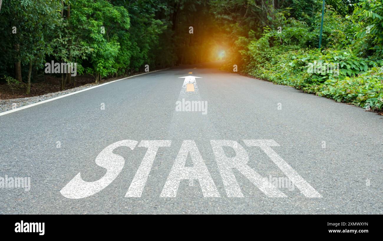 Startlinie auf Asphaltstraße, Business Startup Idee, Copy Space Background, Path to Success, Business Competition Concept, festlegen von Geschäftszielen. Stockfoto