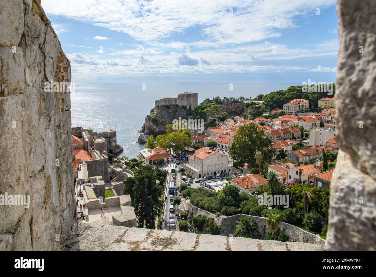 Dubrovnik, Kroatien - 5. Oktober 2019: Aus der Vogelperspektive der historischen Altstadt vor der Adria. Stockfoto