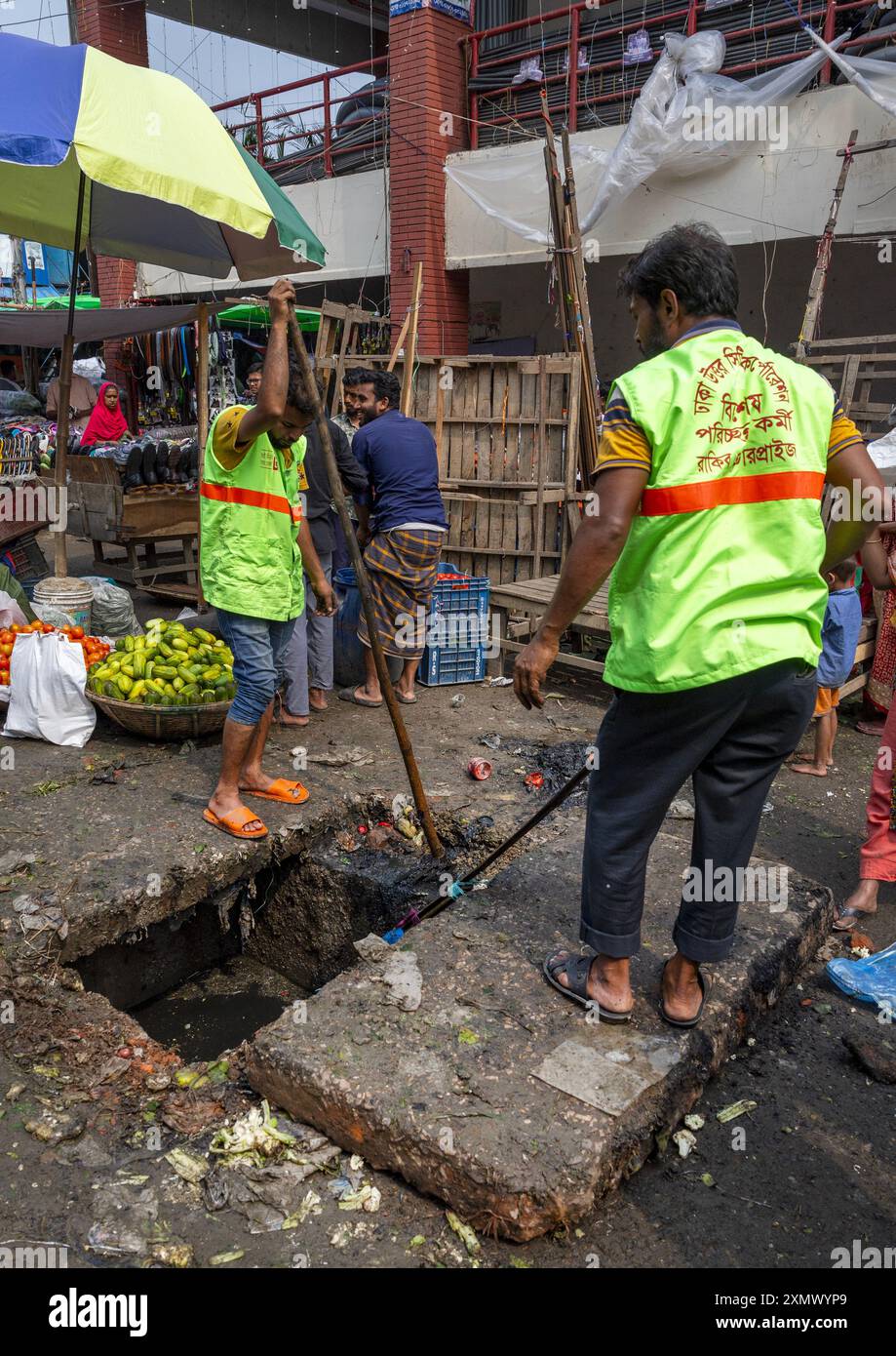 Bangladeschische Vertragsarbeiter reinigen eine Entwässerungslinie im Kawran Basar, Dhaka Division, Dhaka, Bangladesch Stockfoto