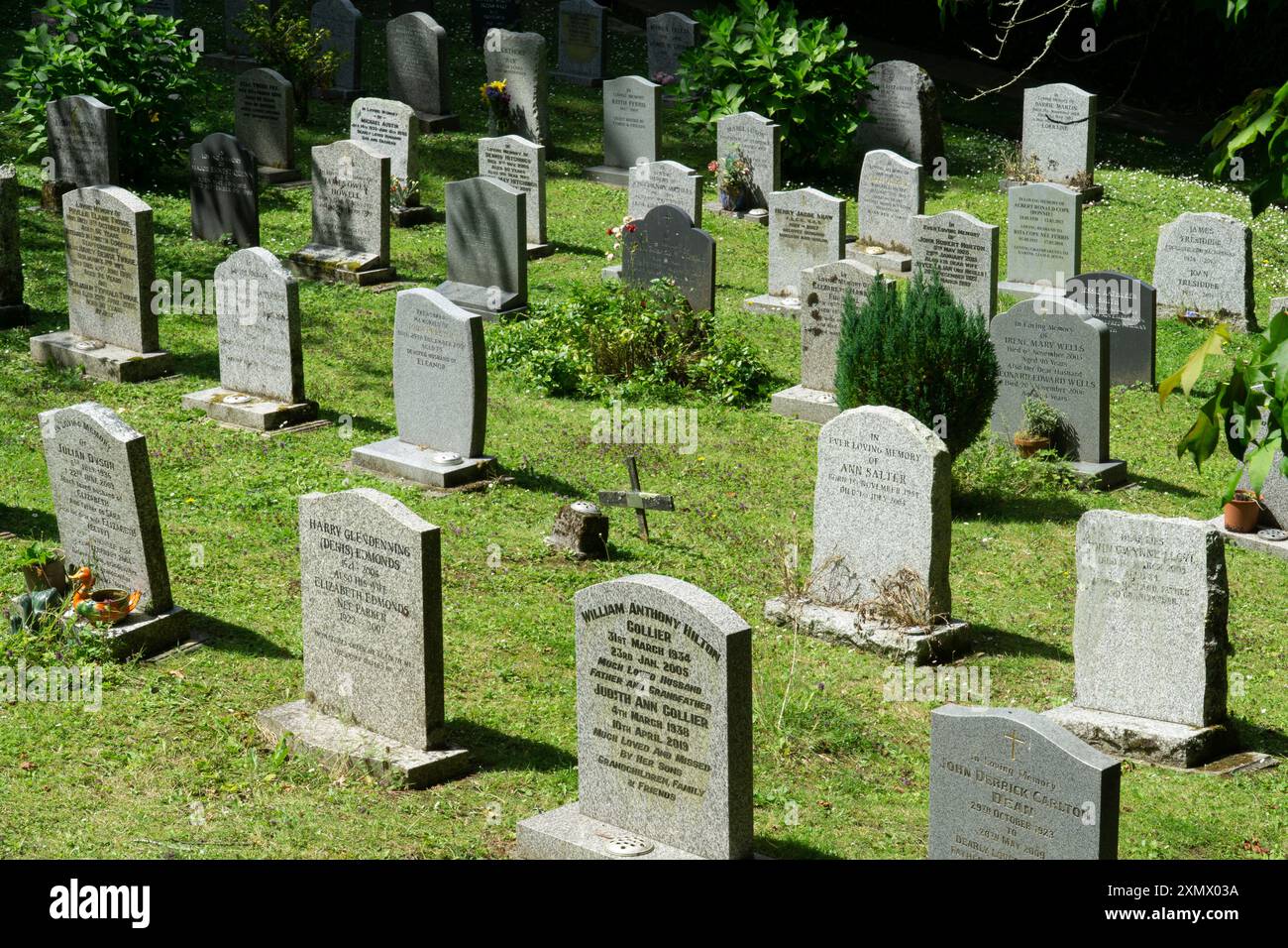st. Justs in roseland Conrwall Chruch Kapelle Friedhof Nachrichten hängen von Zweigen Stockfoto