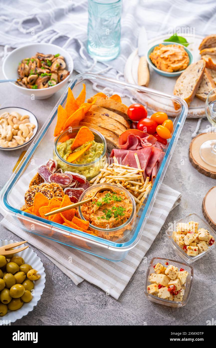 Tablett mit Vorspeisen und Wein für ein Picknick, Essen im Freien Stockfoto