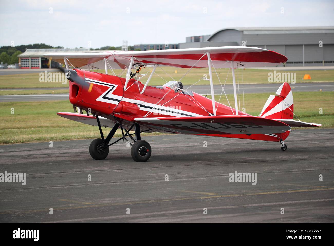 Farnborough, Großbritannien, 26. Juli 2024. Am letzten Tag der Farnborough International Airshow 2024 wird das Publikum mit Fluganzeigen und statischen Anzeigen verschiedener Flugzeuge unterhalten. Das Stampe Formation Flying Display Team bei der Show. Stockfoto