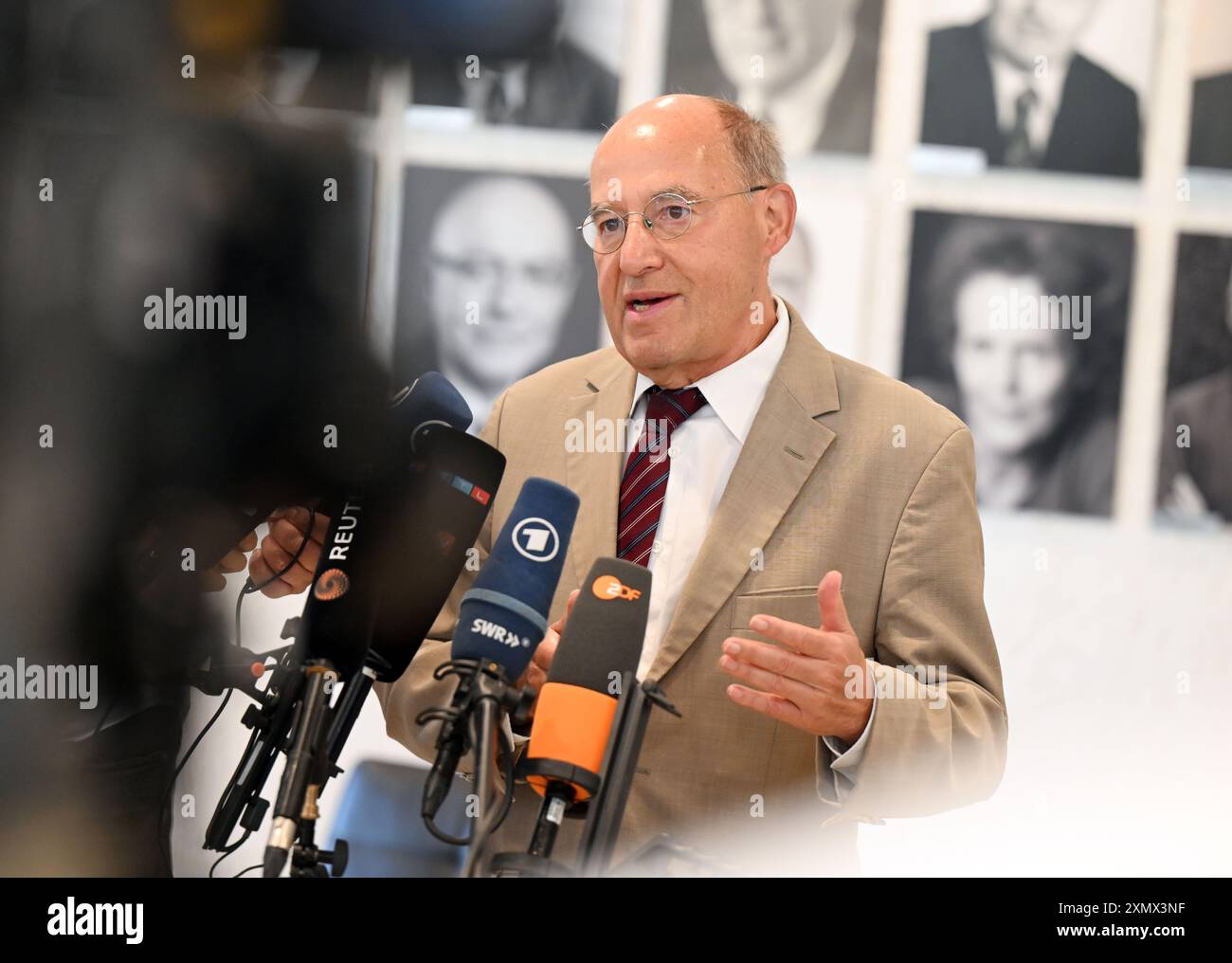 Karlsruhe, Deutschland. 30. Juli 2024. Gregor Gysi (die linke) beantwortet Fragen von Journalisten des Bundesverfassungsgerichts, bevor das Urteil (ab 10,00 Uhr) zur Wahlrechtsreform der Ampelkoalition verkündet wird. Quelle: Uli Deck/dpa/Alamy Live News Stockfoto Karlsruhe, Deutschland. 30. Juli 2024. Gregor Gysi (die linke) beantwortet Fragen von Journalisten des Bundesverfassungsgerichts, bevor das Urteil (ab 10,00 Uhr) zur Wahlrechtsreform der Ampelkoalition verkündet wird. Quelle: Uli Deck/dpa/Alamy Live News Stockfoto