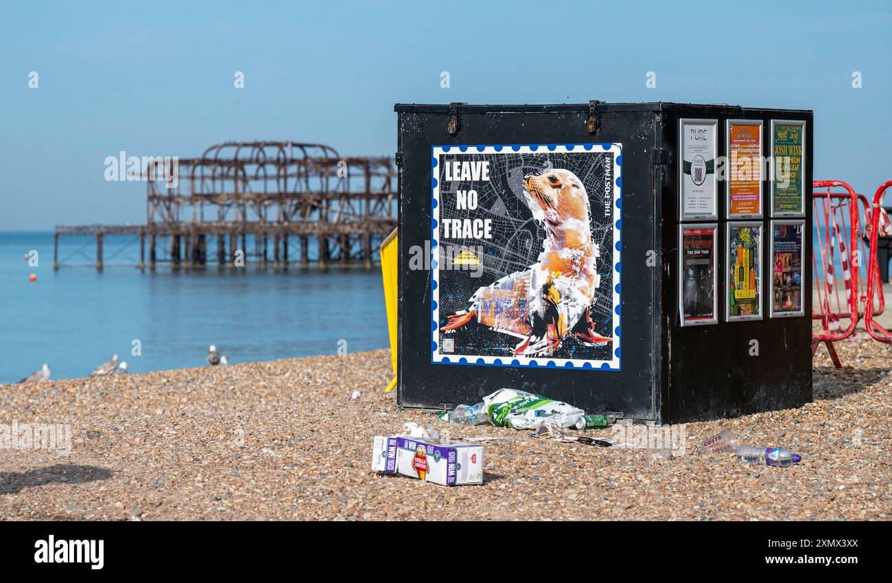 Brighton UK 30. Juli 2024 - Müll wurde gestern am Brighton Beach zurückgelassen, trotz dieses Kunstwerks des Postmans, in dem die Leute gebeten werden, KEINE Spur zu verlassen, da wieder Menschenmassen erwartet werden, dass sie das Wetter heute genießen, was voraussichtlich der heißeste Tag des Jahres sein wird Temperaturen von über 30 Grad in einigen Teilen des Südostens : Credit Simon Dack / Alamy Live News Stockfoto