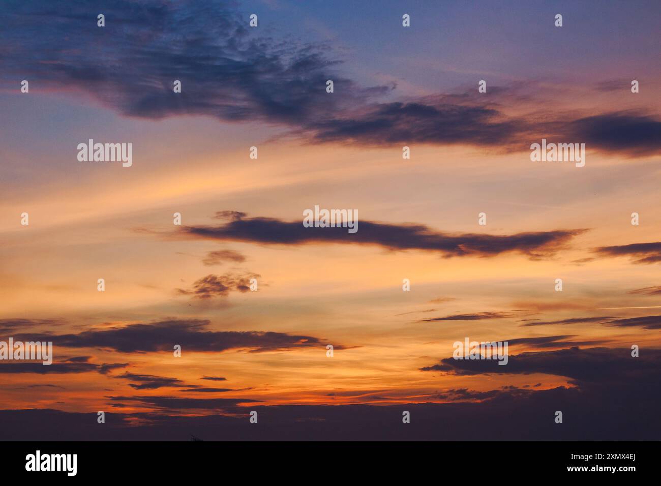Dramatische Wolkenformationen in der Abenddämmerung. Wettervorhersage ändern. Strahlender Himmel Stockfoto