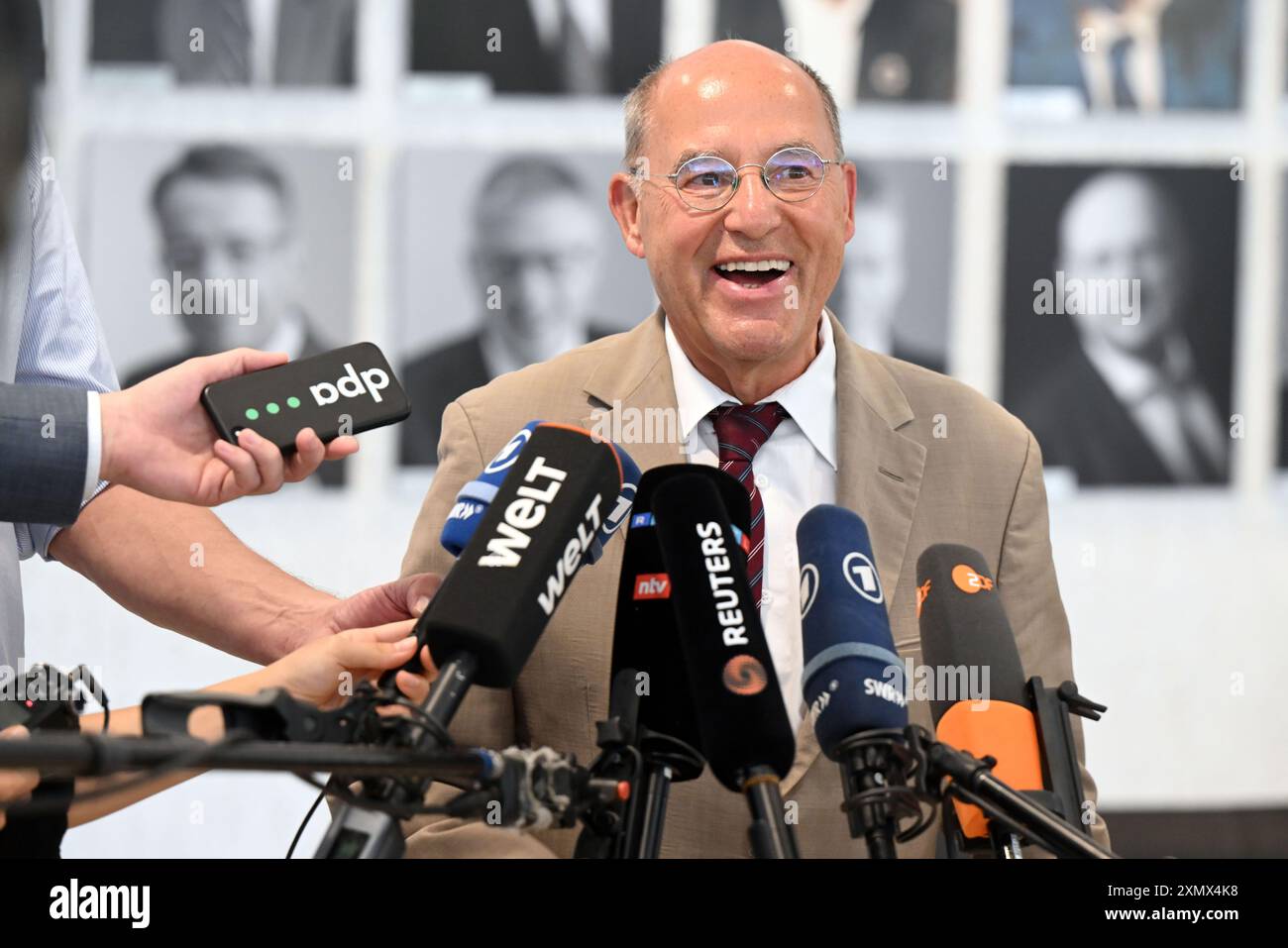 Karlsruhe, Deutschland. 30. Juli 2024. Gregor Gysi (die linke) beantwortet Fragen von Journalisten des Bundesverfassungsgerichts, bevor das Urteil (ab 10,00 Uhr) zur Wahlrechtsreform der Ampelkoalition verkündet wird. Quelle: Uli Deck/dpa/Alamy Live News Stockfoto Karlsruhe, Deutschland. 30. Juli 2024. Gregor Gysi (die linke) beantwortet Fragen von Journalisten des Bundesverfassungsgerichts, bevor das Urteil (ab 10,00 Uhr) zur Wahlrechtsreform der Ampelkoalition verkündet wird. Quelle: Uli Deck/dpa/Alamy Live News Stockfoto