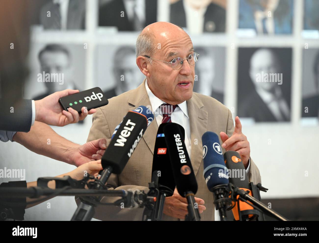 Karlsruhe, Deutschland. 30. Juli 2024. Gregor Gysi (die linke) beantwortet Fragen von Journalisten des Bundesverfassungsgerichts, bevor das Urteil (ab 10,00 Uhr) zur Wahlrechtsreform der Ampelkoalition verkündet wird. Quelle: Uli Deck/dpa/Alamy Live News Stockfoto Karlsruhe, Deutschland. 30. Juli 2024. Gregor Gysi (die linke) beantwortet Fragen von Journalisten des Bundesverfassungsgerichts, bevor das Urteil (ab 10,00 Uhr) zur Wahlrechtsreform der Ampelkoalition verkündet wird. Quelle: Uli Deck/dpa/Alamy Live News Stockfoto
