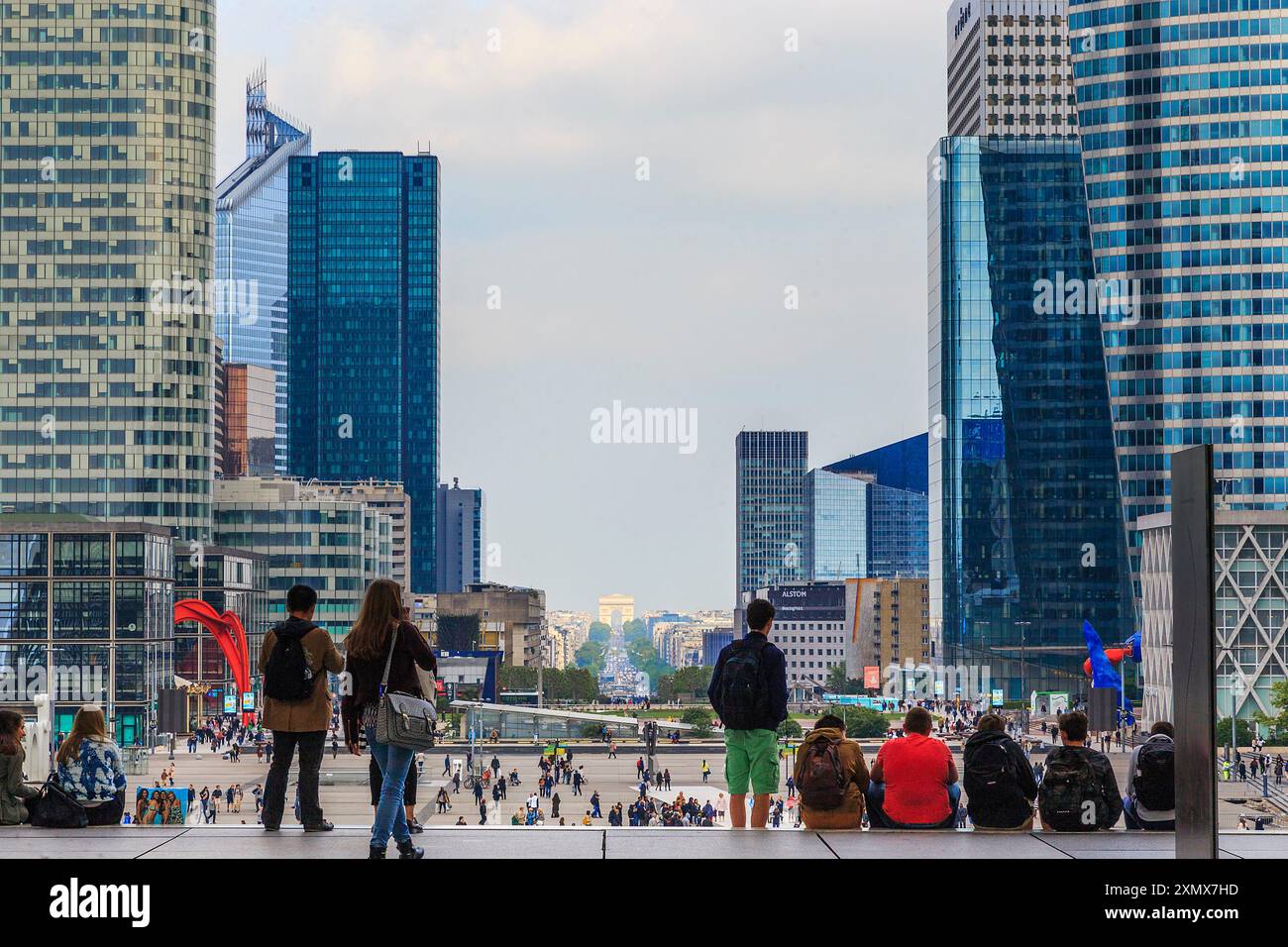 PARIS, FRANKREICH - 15. MAI 2015: Der große Bogen von La Defense ist Teil der sogenannten historischen Achse, die sich über die Champs Elysees und die Triumphal Ar erstreckt Stockfoto