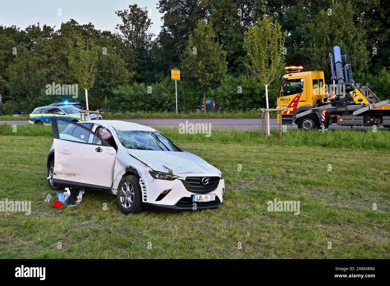 ***INFOUPDATE PRESSEMITTEILUNG*** Unfallserie im Landkreis Ludwigsburg - drei schwere Unfälle innerhalb 90 Minuten - Unfall 3 Ludwigsburg/Pflugfelden - SUV landet nach Zusammenstoß in angrenzender Wiese 17.07.2024:Pressemitteilung des Polizeipräsidiums Ludwigsburg: Polizeipräsidium Ludwigsburg POL-LB: Ludwigsburg: Ludwigsburg: Ludwigsburg: Verkehrsunfall mit überschlagenem Fahrzeug Ludwigsburg ots am Mittwoch 17.07.2024 kam es gegen 19:30 Uhr auf der Landesstraße 1140 zwischen der Autobahnanschlussstelle Ludwigsburg-Süd und der Möglinger Straße in Ludwigsburg zu einem Verkehrsunfall. Ein 72-jähriger Mazda-Lenker befuhr Stockfoto