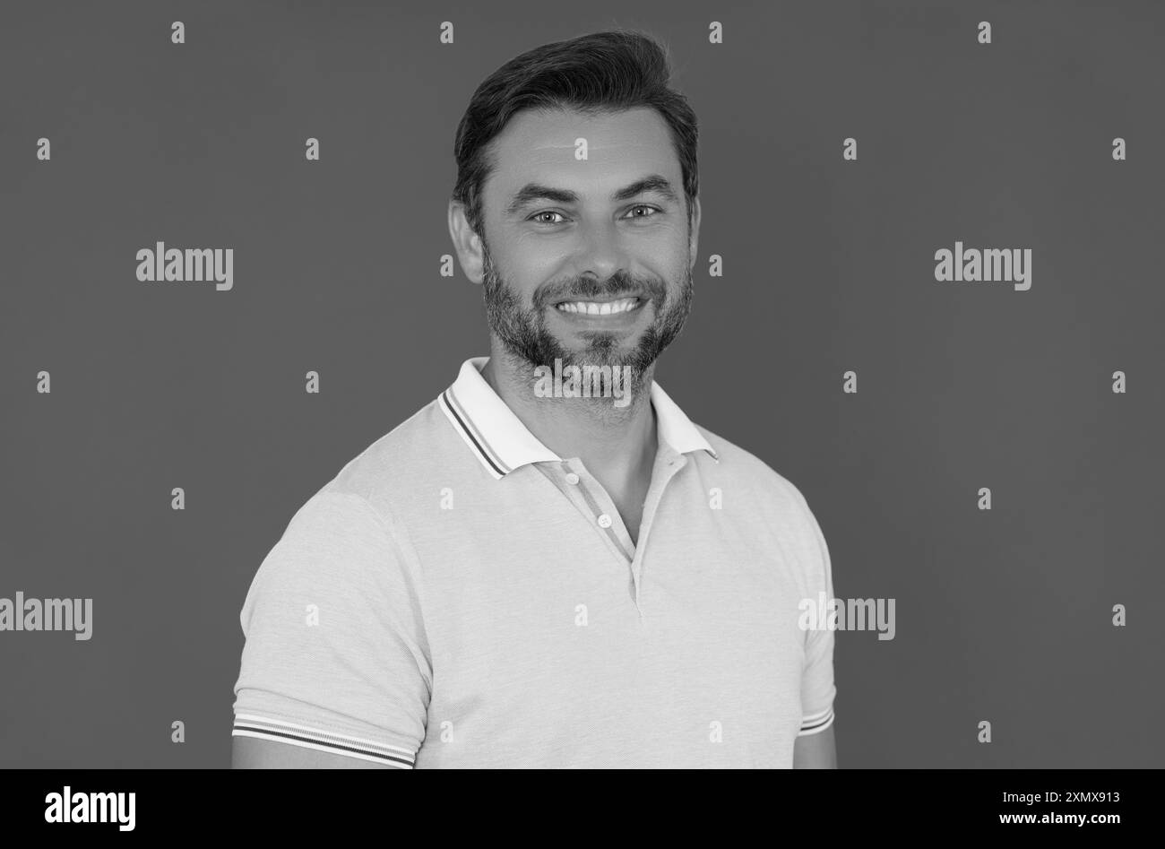 Lächelndes männliches Modell isoliert auf Gelb. Positiver Mann in guter Laune. Freundlich und lächelnd. Ein schöner Mann, der in die Kamera schaut. Positive Person. Die Glücklichen Stockfoto