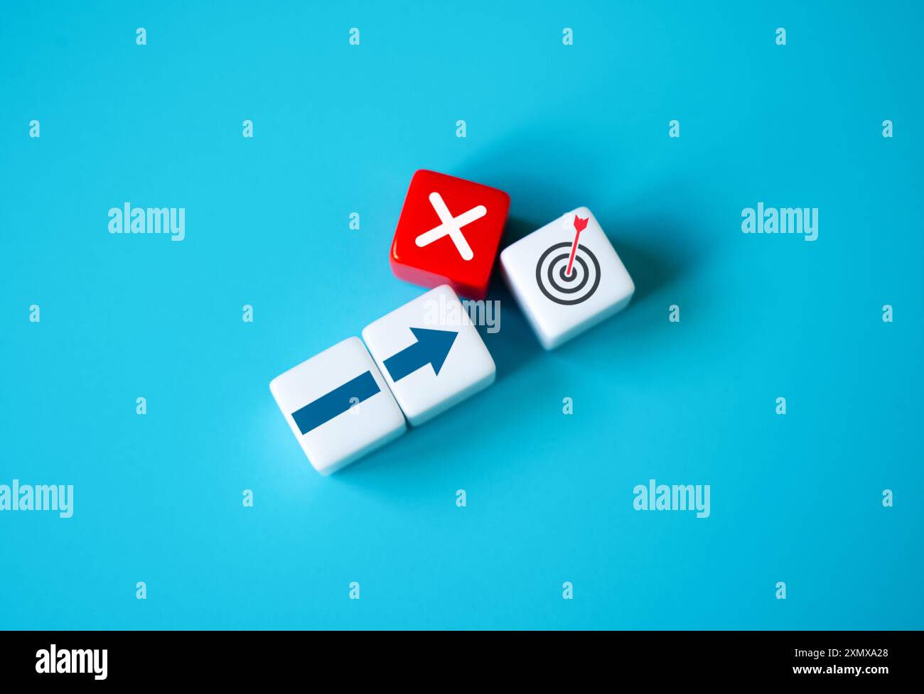 Ein Hindernis für das Erreichen eines Ziels. Bedenken und Probleme. Durchbrechen Sie die Ablehnungsbarriere. Stellen Sie sich Problemen und Herausforderungen. Stockfoto