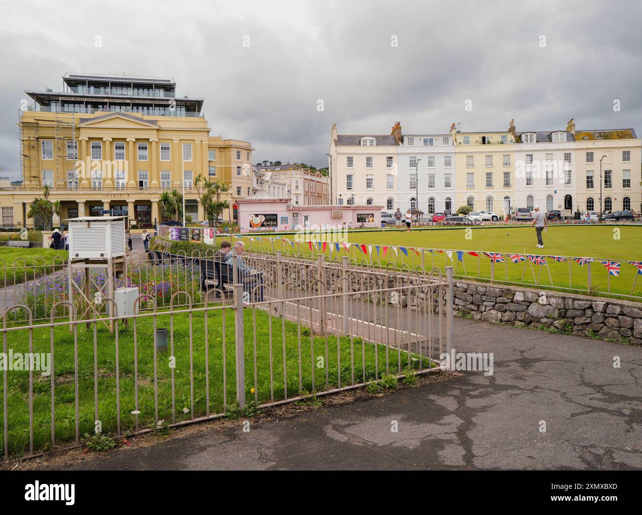 Teignmouth am Meer, Bowlinggrün, Niederschlagsmessgerät und altes Kinogebäude. Stockfoto