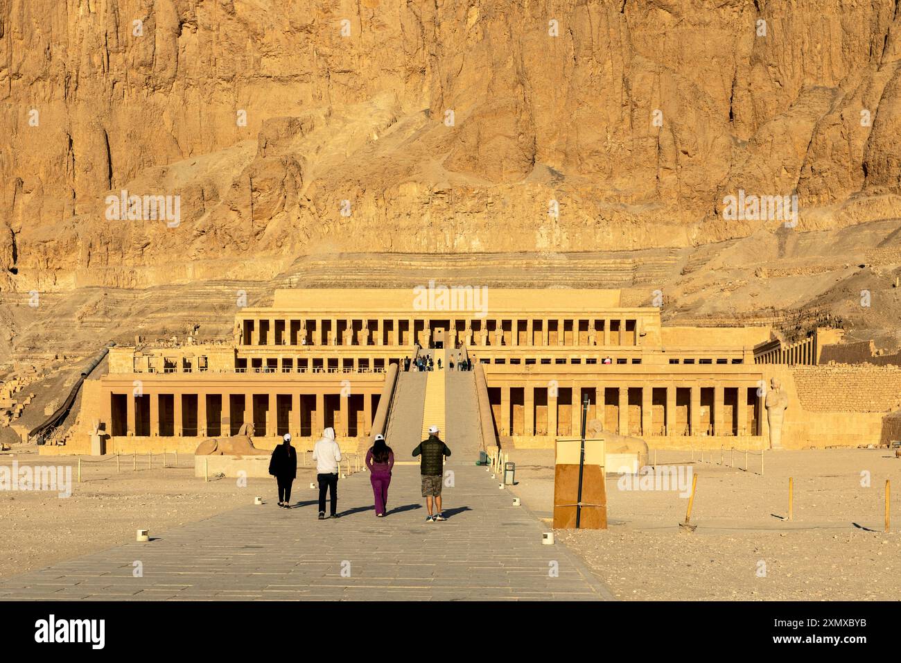 Luxor, Ägypten; 16. Januar 2024: Erleben Sie den beeindruckenden Moment, während Besucher die alten Terrassen des Tempels der Hatschepsut erklimmen. Diese heilige Stätte Stockfoto