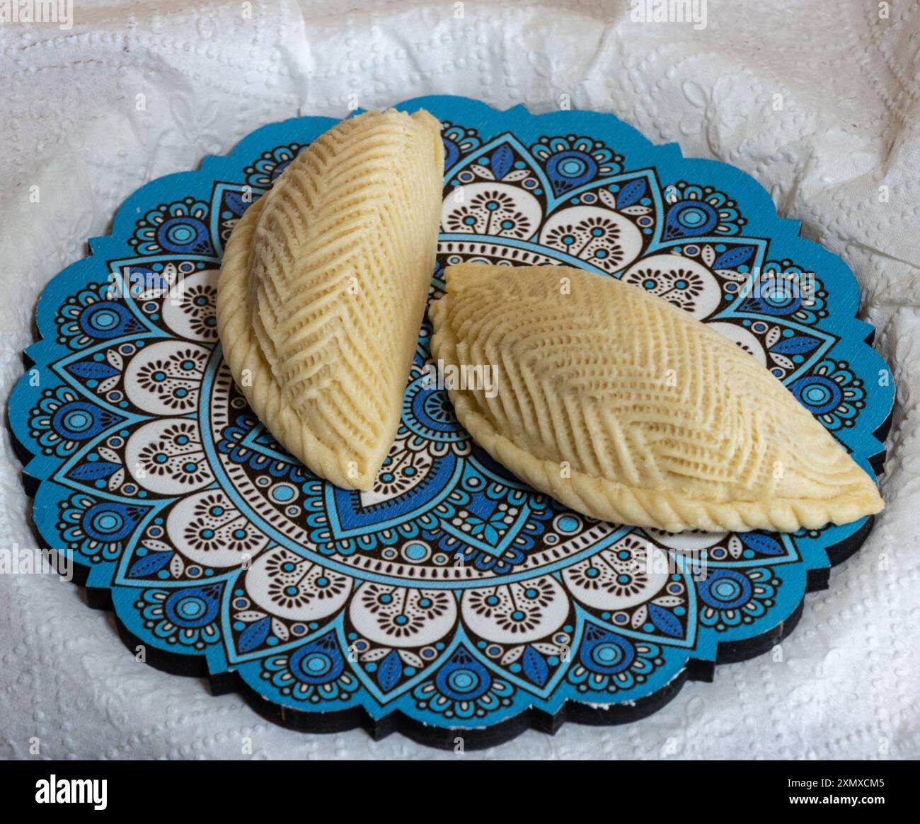 Shekarbura. Zu Aserbaidschan gehört es ein süßes Gebäck in Halbmondform, gefüllt mit gemahlenen Mandeln, Haselnüssen oder Walnüssen und Zucker. Stockfoto