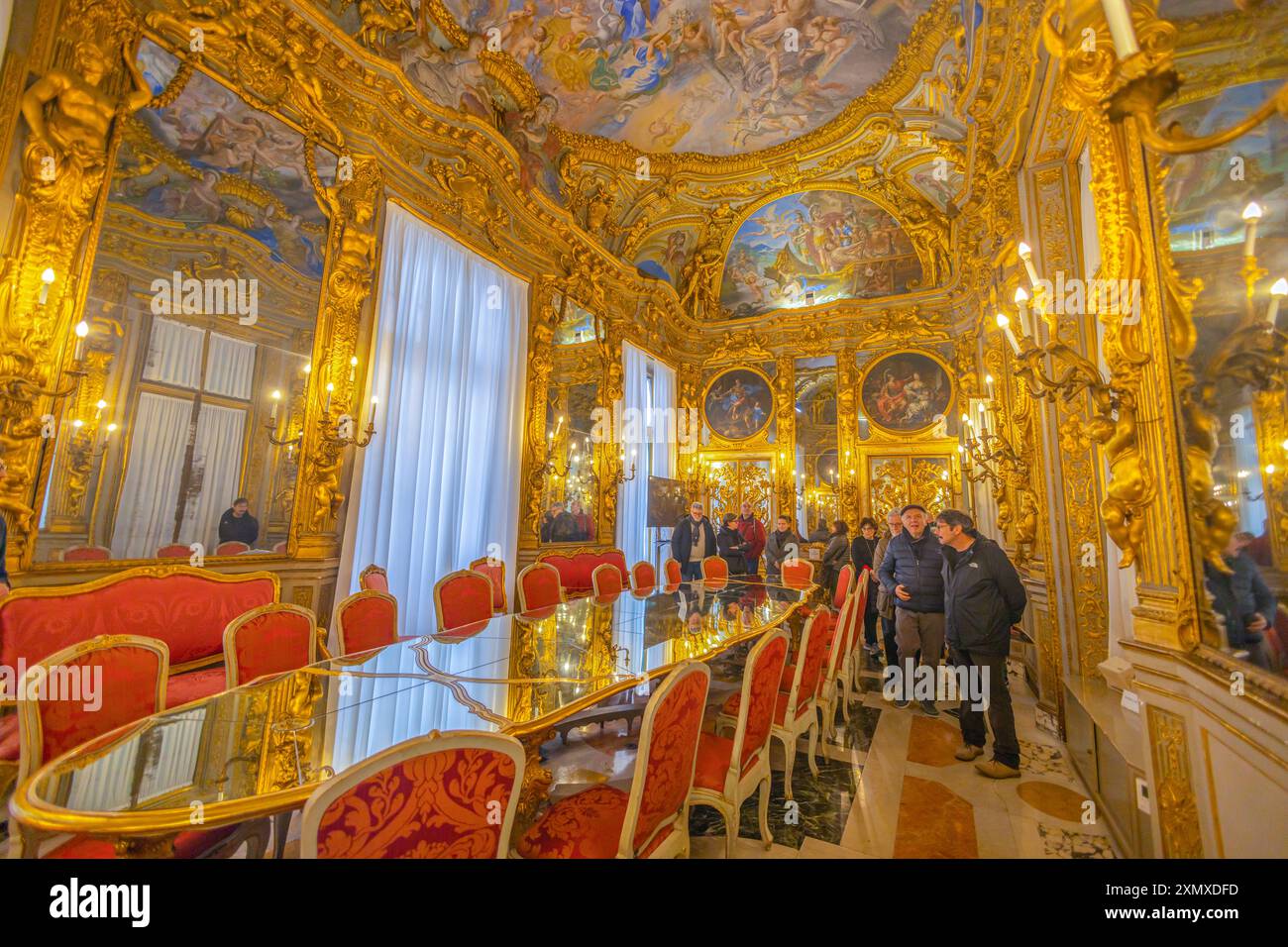 GENUA, ITALIEN, 19. JANUAR 2024 - der Spiegelsaal des Palastes von Tobia Pallavicino oder Carrega - Cataldi, die Handelskammer von Genua, Italien Stockfoto