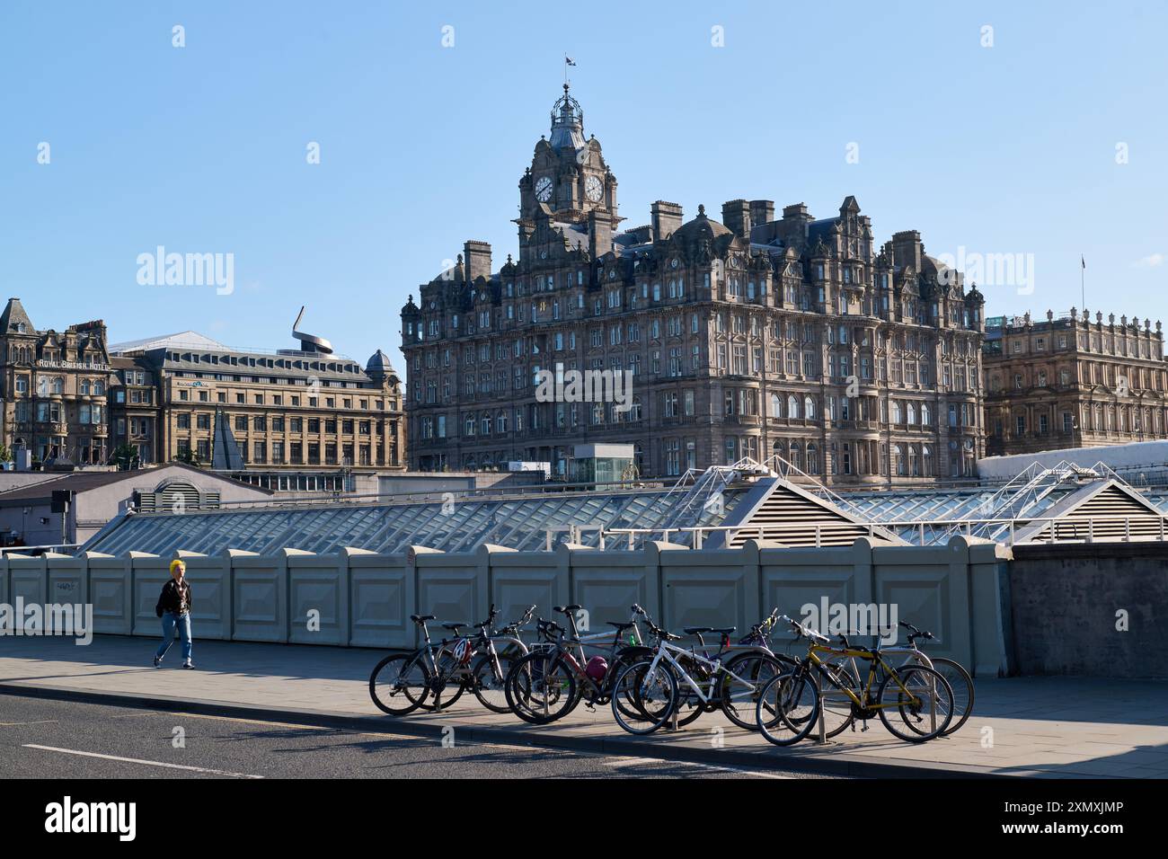 Edinburgh Schottland, Vereinigtes Königreich 30. Juli 2024. Fahrräder auf der Waverley Bridge mit dem Balmoral Hotel im Hintergrund. Credit sst/alamy Live News Stockfoto