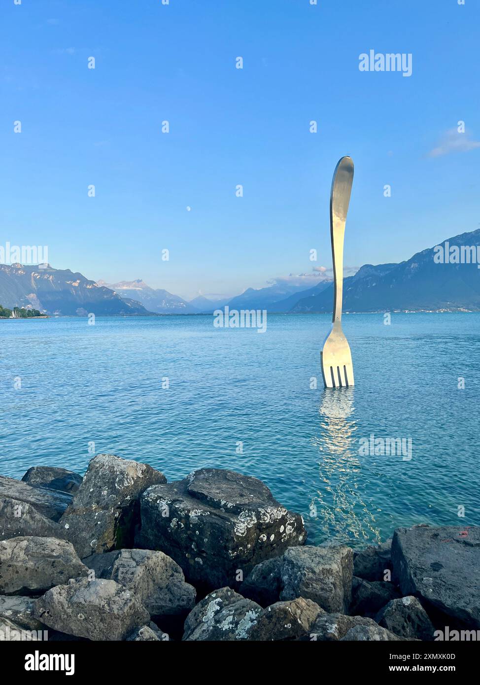Fork of Vevey ist eine 8 Meter hohe, 1,3 Meter breite (4,3 ft) Edelstahlgabel am Ufer des Genfer Sees, die von dem Schweizer Künstler Jean-Pierre Zaugg stammt Stockfoto