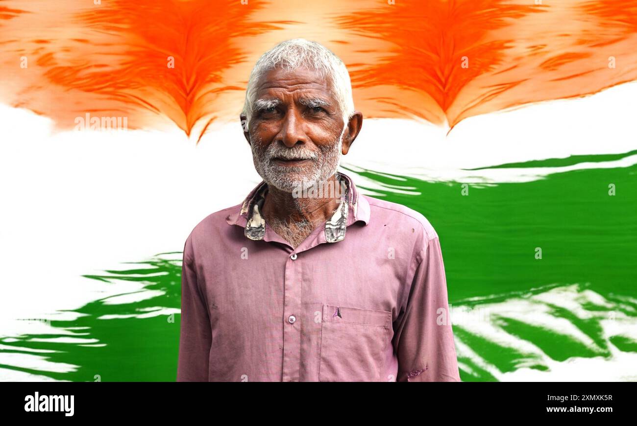 Alter Dorfbewohner stehender aganistischer dreifarbiger Hintergrund. Dreifarbiges Grunge-Hintergrunddesign mit indischer Flagge für Happy Independence Day oder Republic Day. Stockfoto