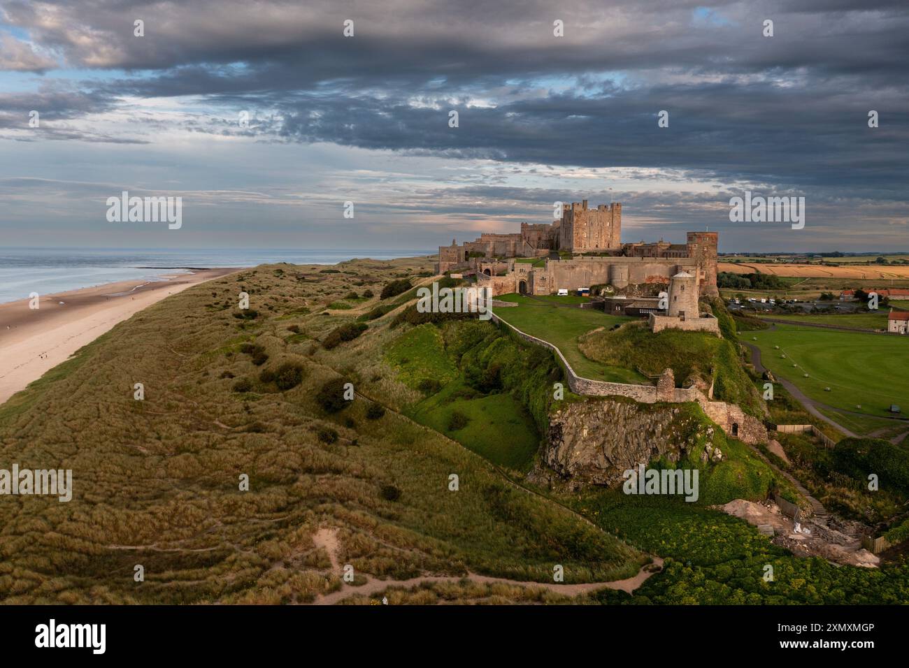 Bamburgh Castle in der Abendsonne an der Küste von Northumberland. Stockfoto