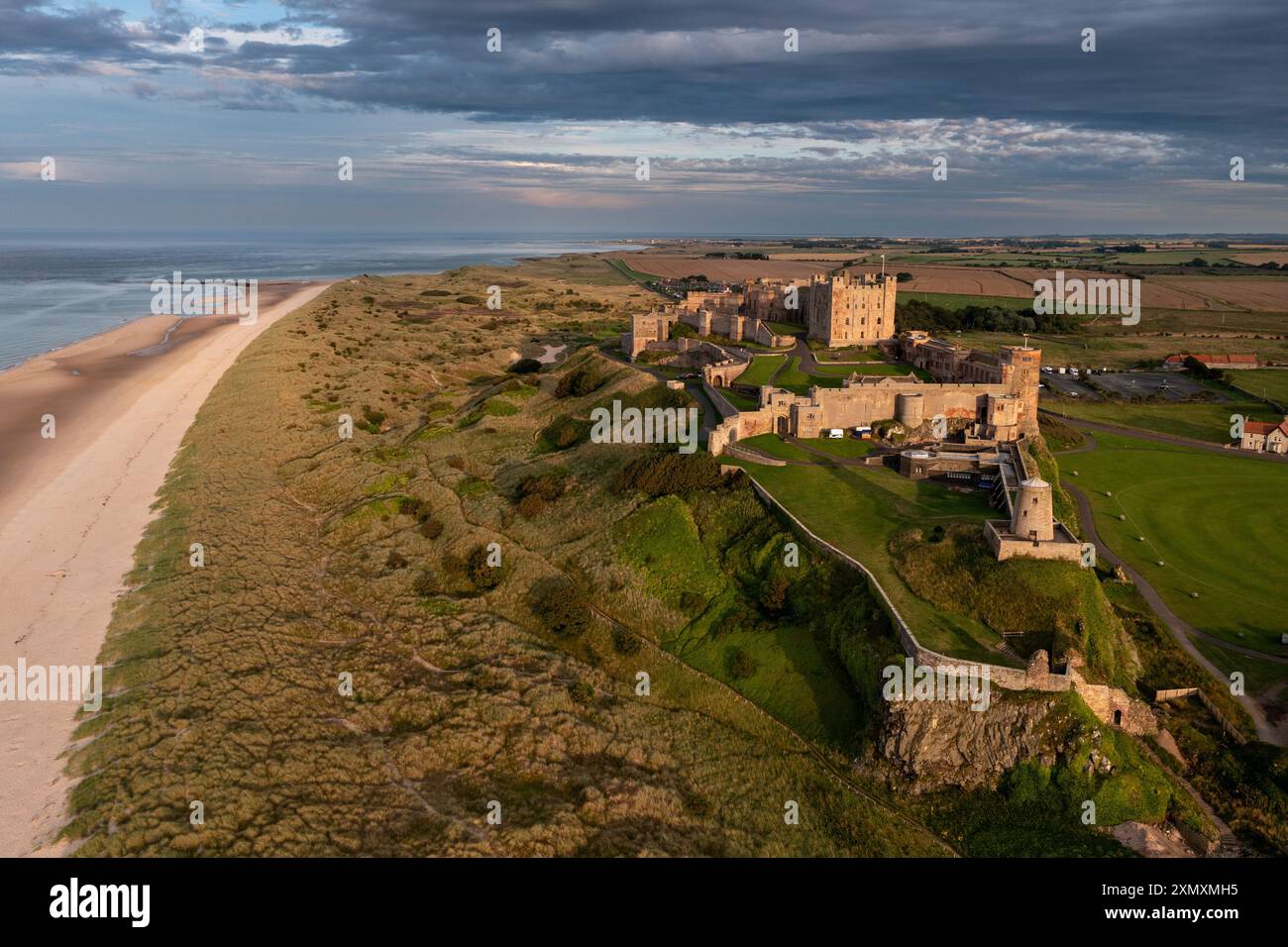 Bamburgh Castle in der Abendsonne an der Küste von Northumberland. Stockfoto