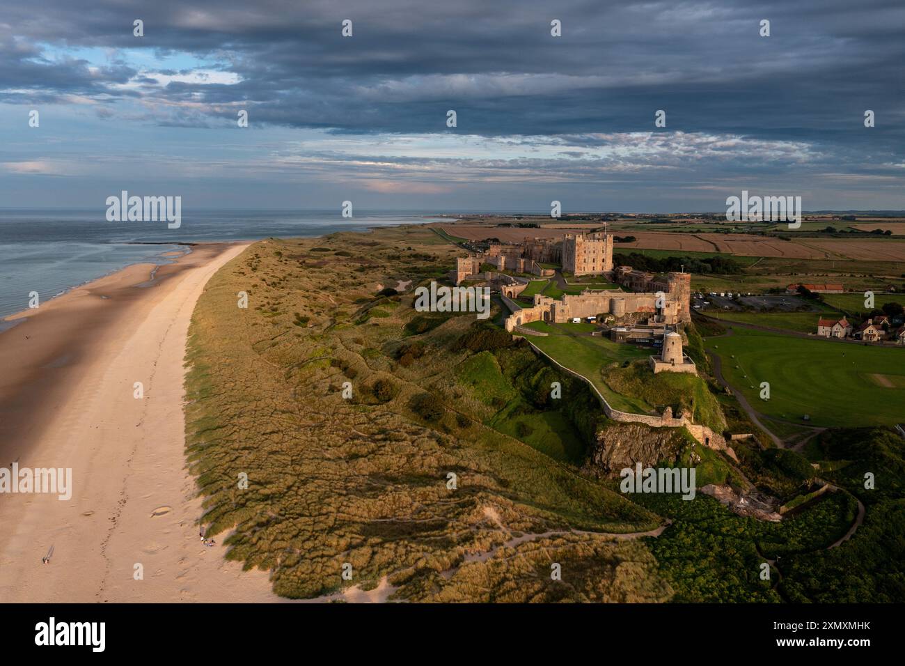 Bamburgh Castle in der Abendsonne an der Küste von Northumberland. Stockfoto