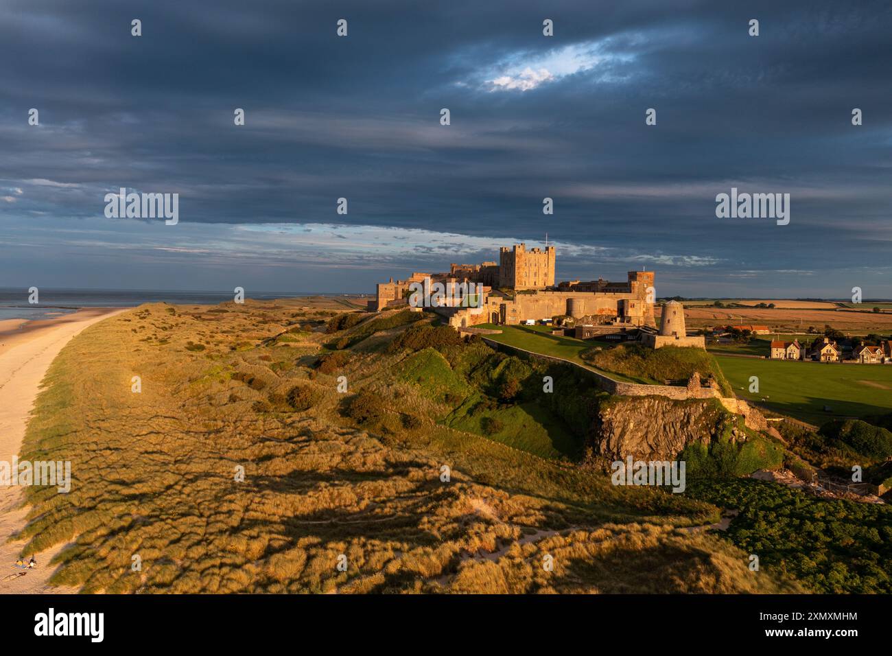 Bamburgh Castle in der Abendsonne an der Küste von Northumberland. Stockfoto