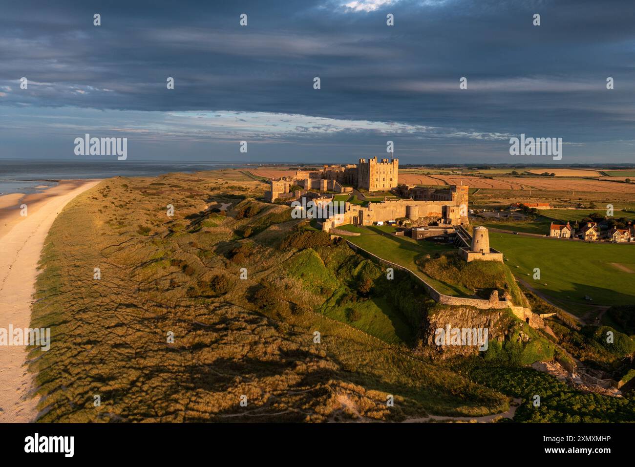 Bamburgh Castle in der Abendsonne an der Küste von Northumberland. Stockfoto