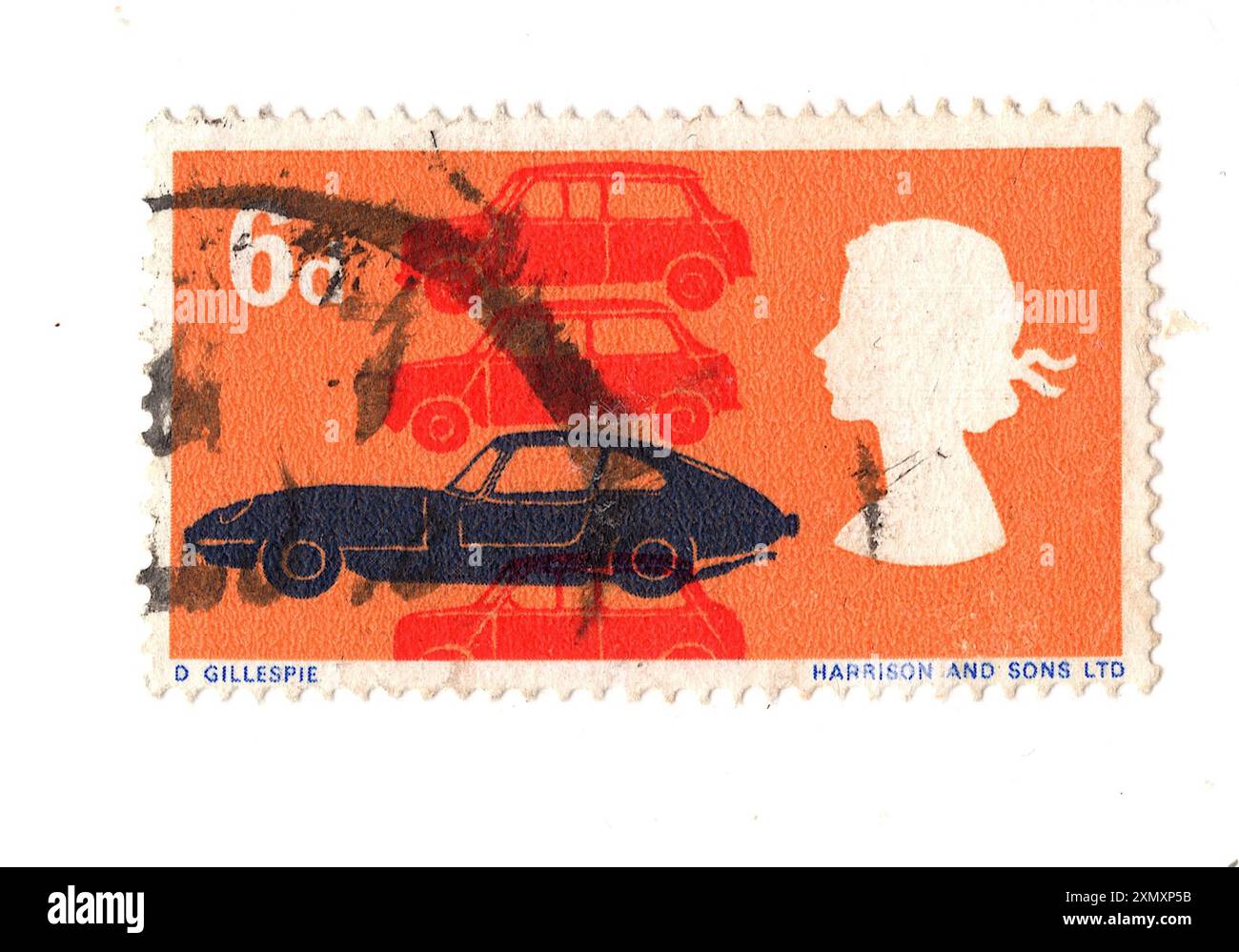 Eine Vintage-Briefmarke von Queen Elizabeth II mit britischen Motorautos auf weißem Hintergrund. Stockfoto