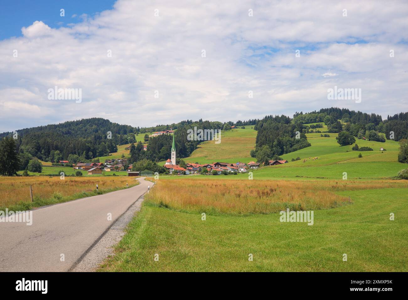 Panoramalandschaft mit Blick auf die Marktstadt Sulzbach im Oberallgäu - Deutschland Stockfoto