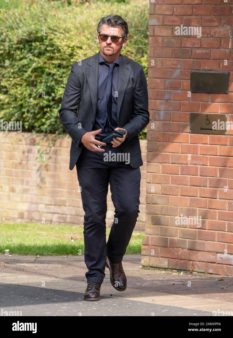Joey Barton verlässt das Crown and Magistrates Court Centre in Warrington, wo er wegen bösartiger Kommunikationsdelikte beschuldigt wird. Die Anklage betrifft Tweets, die er über den Fußballexperten Eni Aluko während eines FA-Cup-Spiels schickte, das sie für die BBC im Januar kommentierte. Bilddatum: Dienstag, 30. Juli 2024. Stockfoto