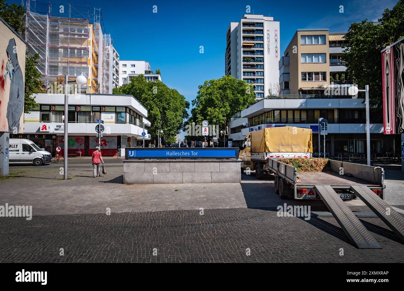 Berlin Kreuzberg-Friedrichshain Mehringplatz am U-Bahnhof Hallesches Tor - 30.07.2024 Berlin *** Berlin Kreuzberg Friedrichshain Mehringplatz am U-Bahnhof Hallesches Tor 30 07 2024 Berlin Stockfoto