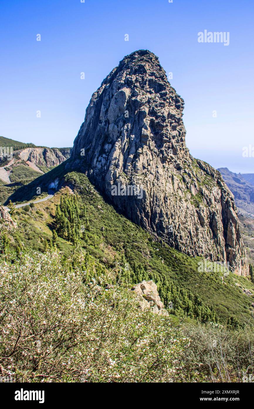 Blick auf den Roque de Agando vom Aussichtspunkt Los Roques, Kanarische Inseln, La Gomera, Garajonay Nationalpark Stockfoto