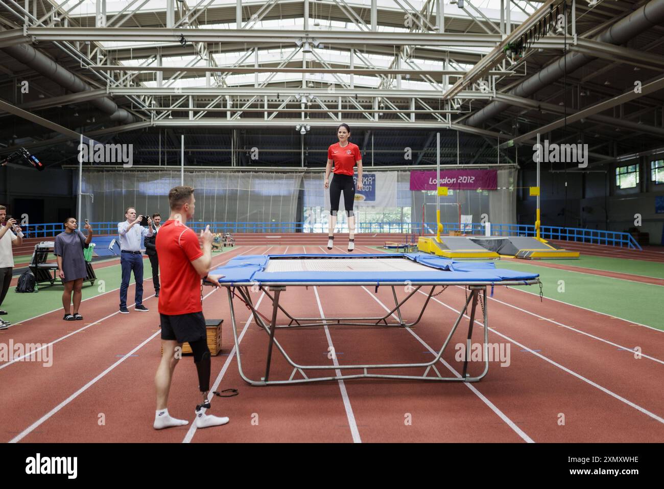 Annalena Baerbock Buendnis 90/die Gruenen, Bundesaussenministerin, aufgenommen im Rahmen eines Besuchs des Bundesstuetzpunkts von TSV Bayer 04 Leverkusen e.V. Fritz-Jacobi-Leichtathletikanlage waehrend der Deutschlandreise der Aussenministerin in Leverkusen, 30.07.2024. Fotografiert im Auftrag des Auswaertigen Amtes. Leverkusen Deutschland *** Annalena Baerbock Buendnis 90 die Gruenen , Bundesaußenministerin, fotografiert während eines Besuchs im Bundesstützpunkt des TSV Bayer 04 Leverkusen e V Fritz Jacobi Leichtathletikanlage während der Außenministerreise nach Deutschland in Leverkusen, 30 07 2024 Ph Stockfoto