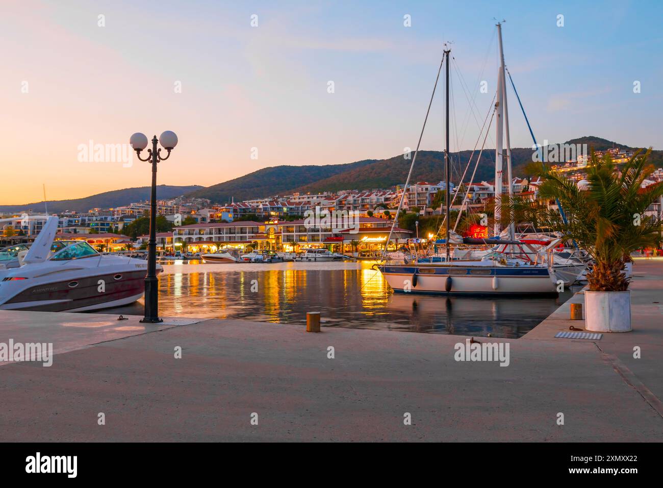 Saint Vlas, Bulgarien - 30. august 2023: Yachthafen in der Stadt Saint Vlas (Sweti Vlas) in Bulgarien. Sonnenuntergang und wunderschöne Aussicht auf den Yachthafen. Stockfoto