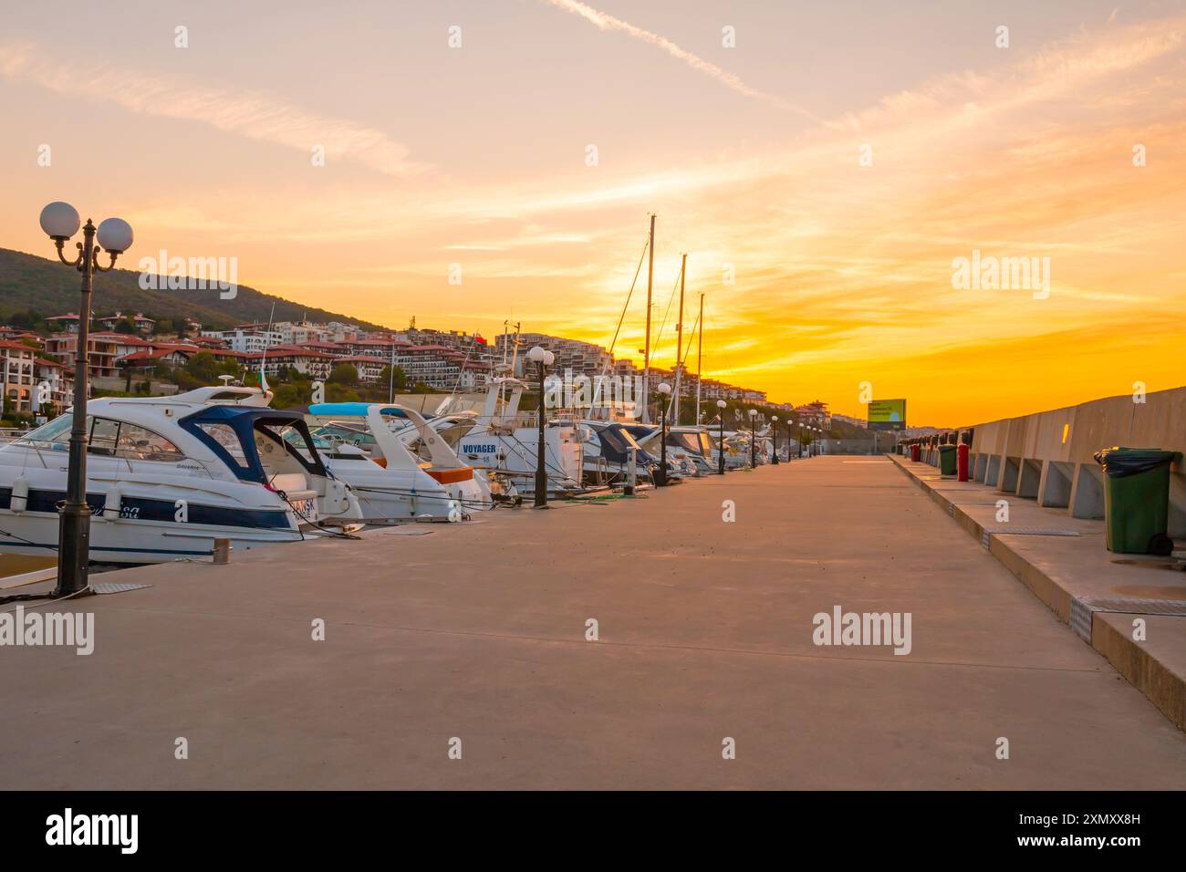 Saint Vlas, Bulgarien - 30. august 2023: Yachthafen in der Stadt Saint Vlas (Sweti Vlas) in Bulgarien. Sonnenaufgang und wunderschöne Aussicht auf den Yachthafen. Stockfoto