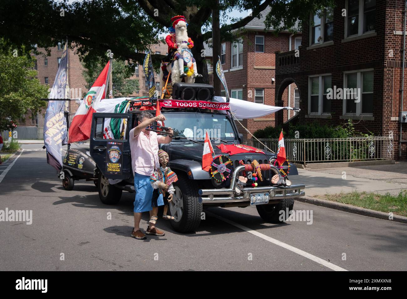 Payasito Chiquitín, ein Clown, bereitet seinen Wagen für die Internationale Peruanische Parade in Queens, NYC vor. Stockfoto