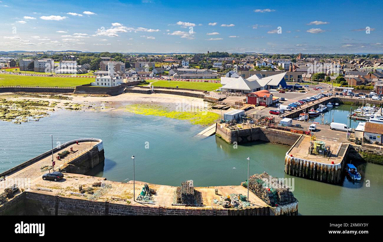 Arbroath Angus Scotland das Gezeitenhafengebiet im Sommer-Besucherzentrum und weißem Signal Tower Gebäude Stockfoto