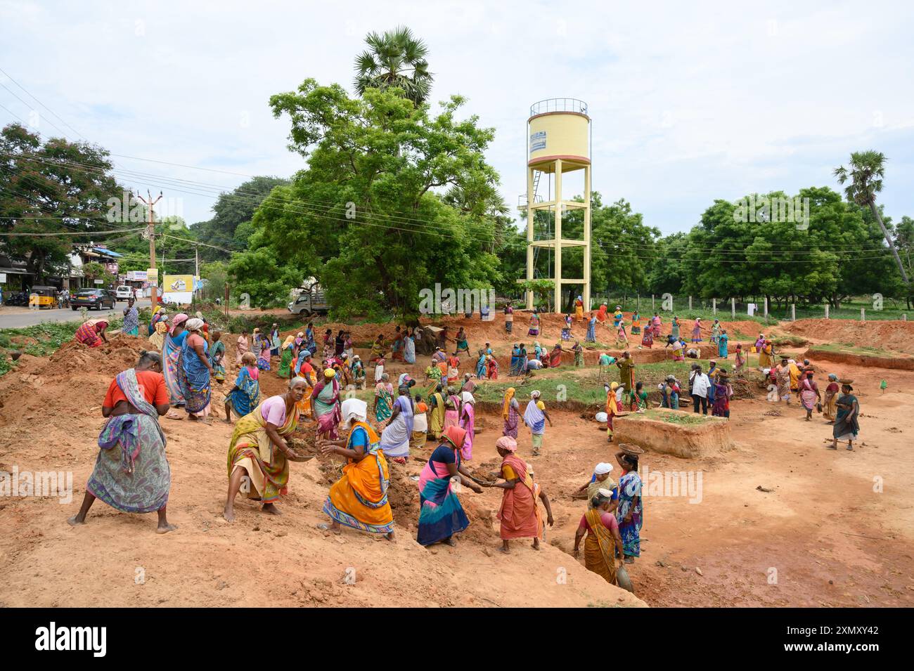 Kuilapalayam, Indien - Juli 2024: Frauen im Dorf arbeiten im Rahmen des MGNREGA-Programms in Tamil Nadu. Ein Programm, das armen Menschen ein Mindestmaß an Arbeit garantiert. Stockfoto