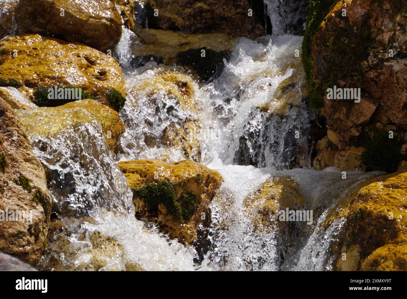 Nahaufnahme Wasser, das Steine herunterläuft Stockfoto