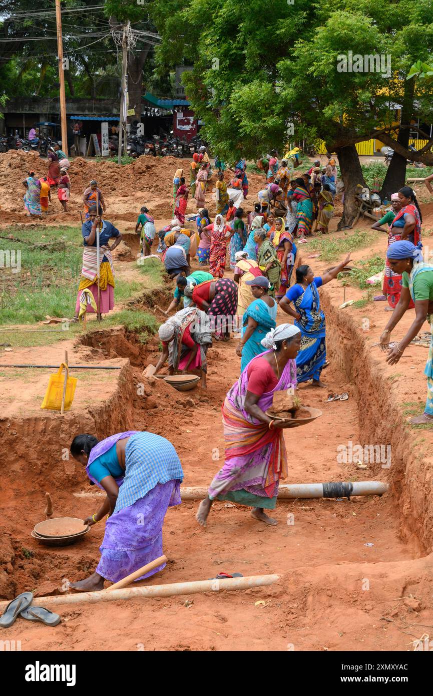 Kuilapalayam, Indien - Juli 2024: Frauen im Dorf arbeiten im Rahmen des MGNREGA-Programms in Tamil Nadu. Ein Programm, das armen Menschen ein Mindestmaß an Arbeit garantiert. Stockfoto