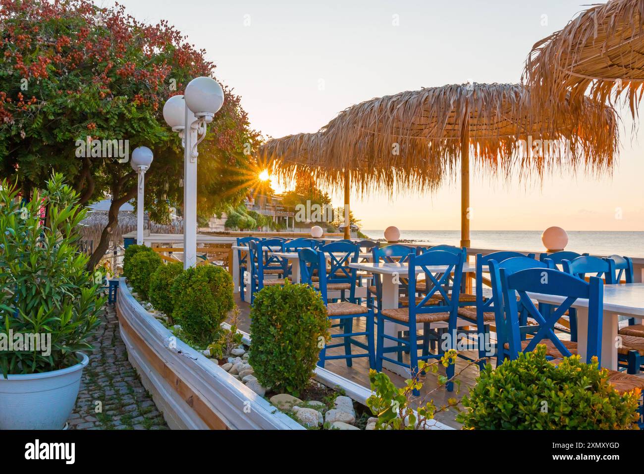 Cafés und Restaurants im Freien an der Küste des Schwarzen Meeres in der Altstadt von Nessebar. Badeort in Bulgarien Stockfoto