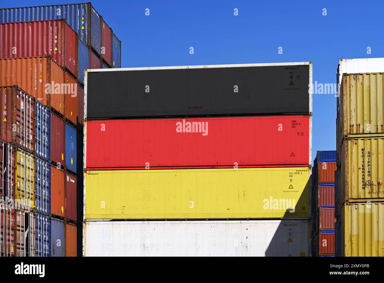 FOTOMONTAGE, Container in deutschen Nationalfarben, Symbolfoto Wirtschaft und Export *** FOTOMONTAGE, Container in deutschen Nationalfarben, symbolische Fotoökonomie und Export Stockfoto