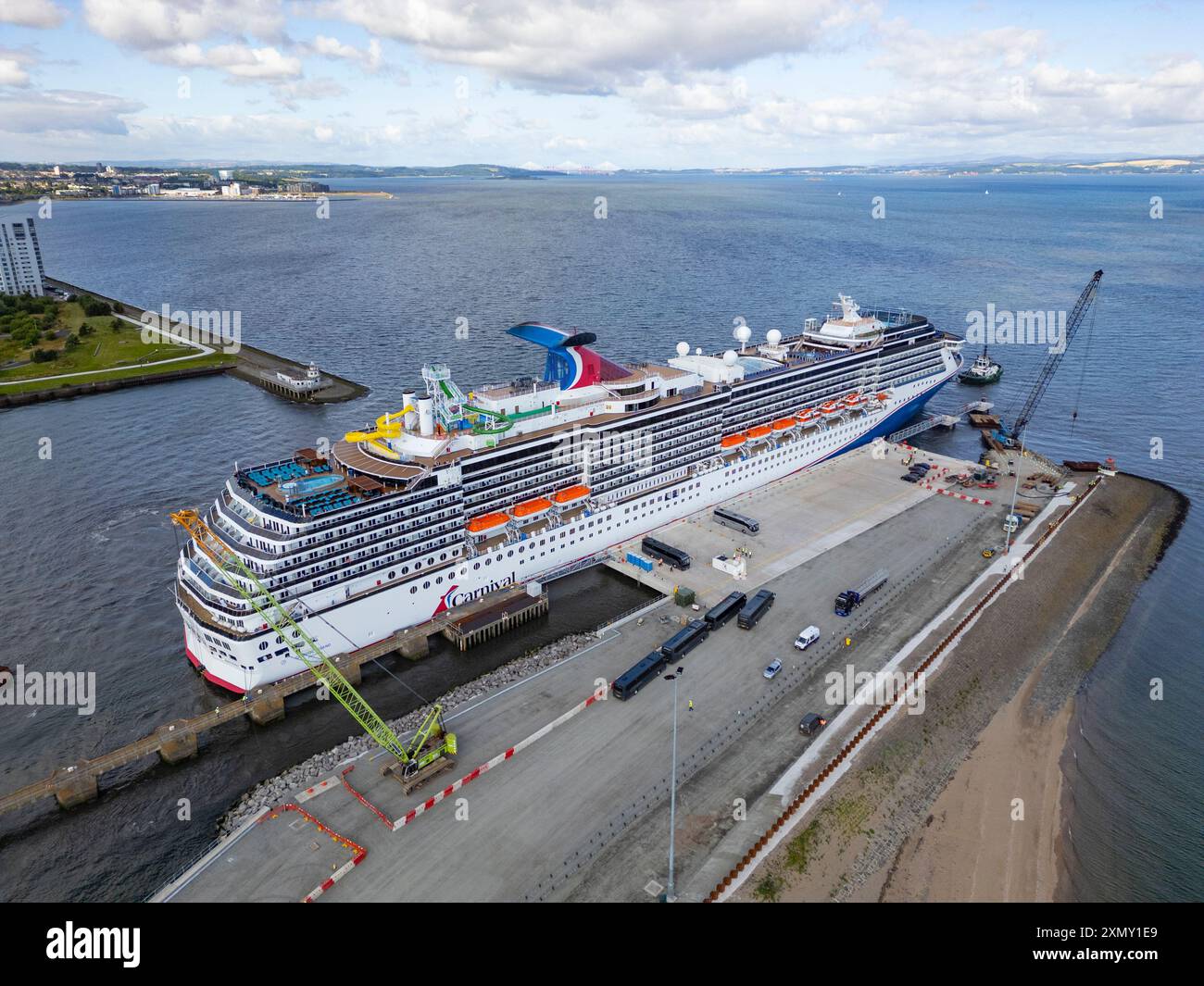 Edinburgh, Schottland, Großbritannien. 30. Juli 2024. Das Kreuzfahrtschiff Carnival Legend legt heute am neuen Anlegeplatz in Forth Ports Leith an. Das Kreuzfahrtschiff ist das erste Schiff, das den Liegeplatz nutzt und das größte Kreuzfahrtschiff, das am Hafen von Leith anlegt. Der neue Liegeplatz ermöglicht es großen Kreuzfahrtschiffen, den Hafen zu nutzen, ohne durch die vorhandenen Schleusen in den gezeitenfreien Hafen einzufahren. Iain Masterton/Alamy Live News Stockfoto