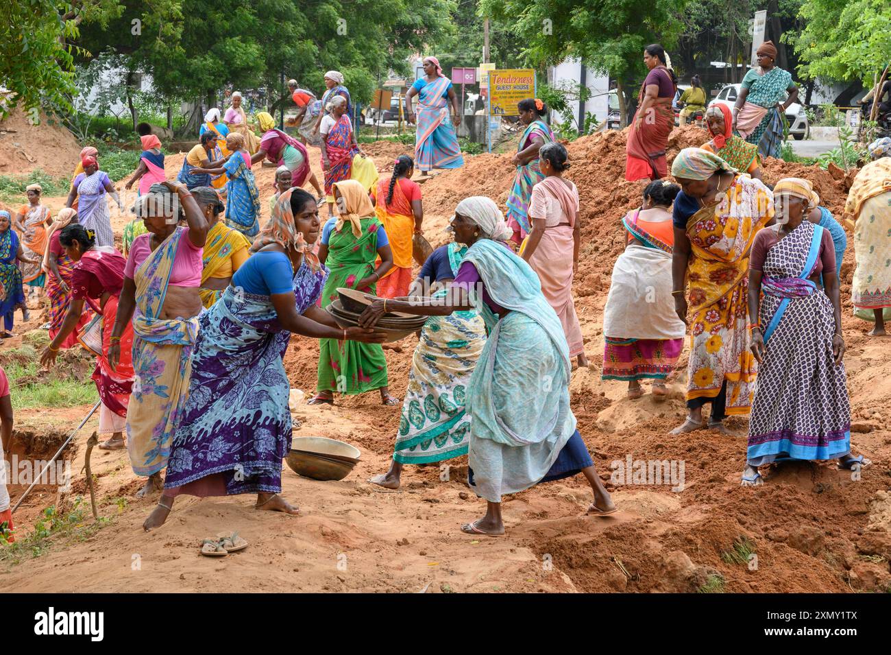 Kuilapalayam, Indien - Juli 2024: Frauen im Dorf arbeiten im Rahmen des MGNREGA-Programms in Tamil Nadu. Ein Programm, das armen Menschen ein Mindestmaß an Arbeit garantiert. Stockfoto