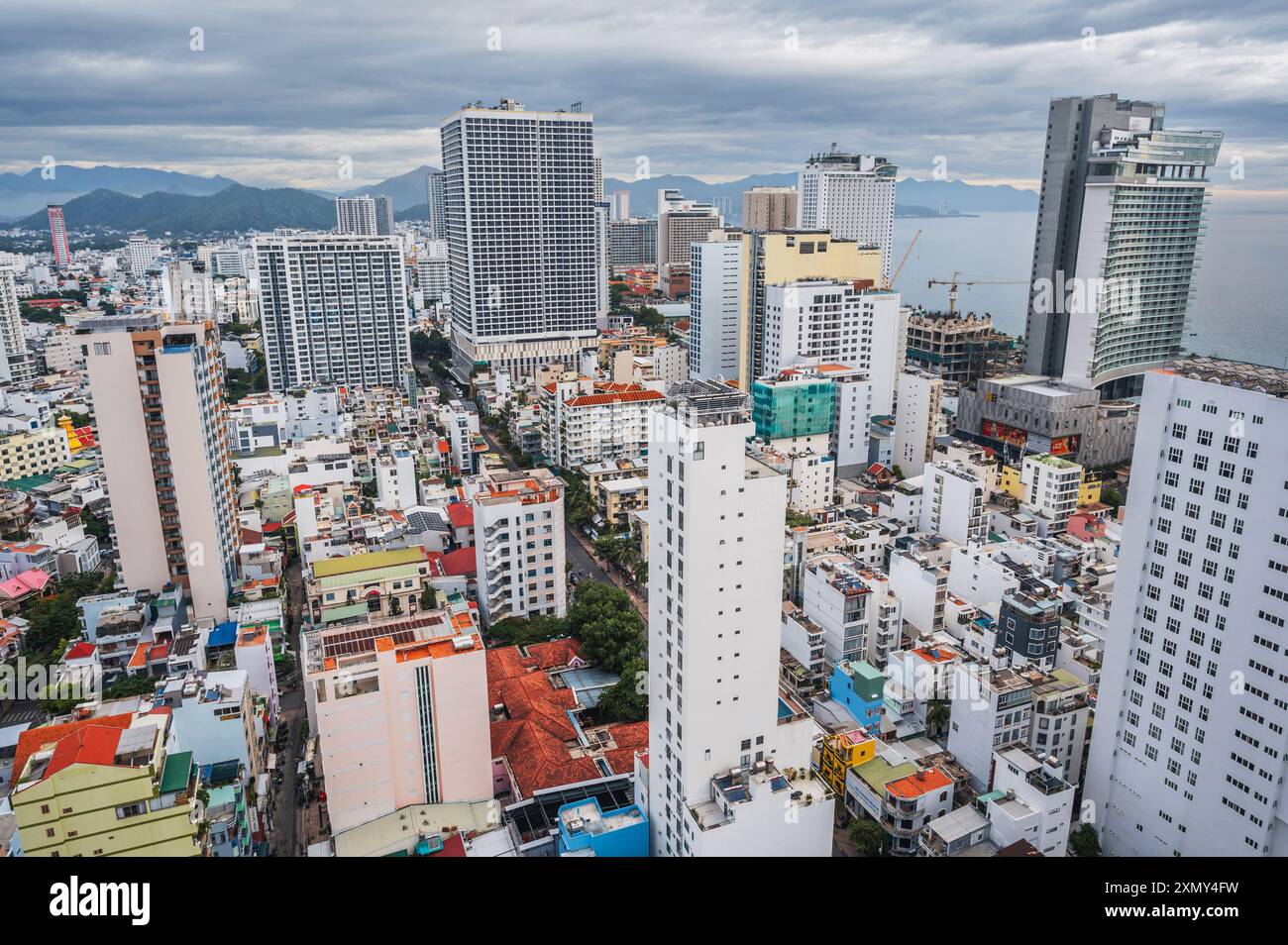 Panoramablick auf die Stadt Nha Trang in Vietnam am Morgen mit Himmel und Wolken. Nha Trang, Vietnam - 18. Juli 2024 Stockfoto