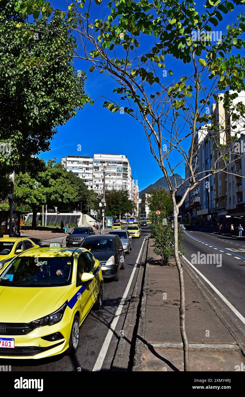 RIO DE JANEIRO, BRASILIEN - 22. Juni 2024: Blick auf die Straße von Conde de Bonfim auf Tijuca Stockfoto