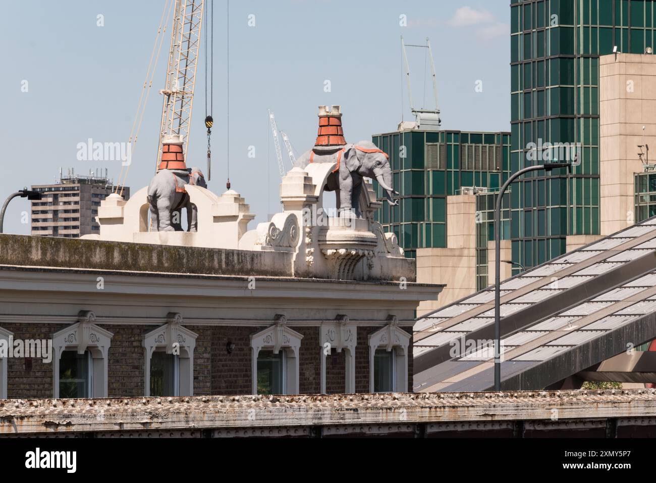 Elefanten- und Castle-Statuen auf dem ehemaligen Elephant and Castle Pub, heute ein Starbucks, neben dem MI6 SIS Building in London, England, Großbritannien Stockfoto