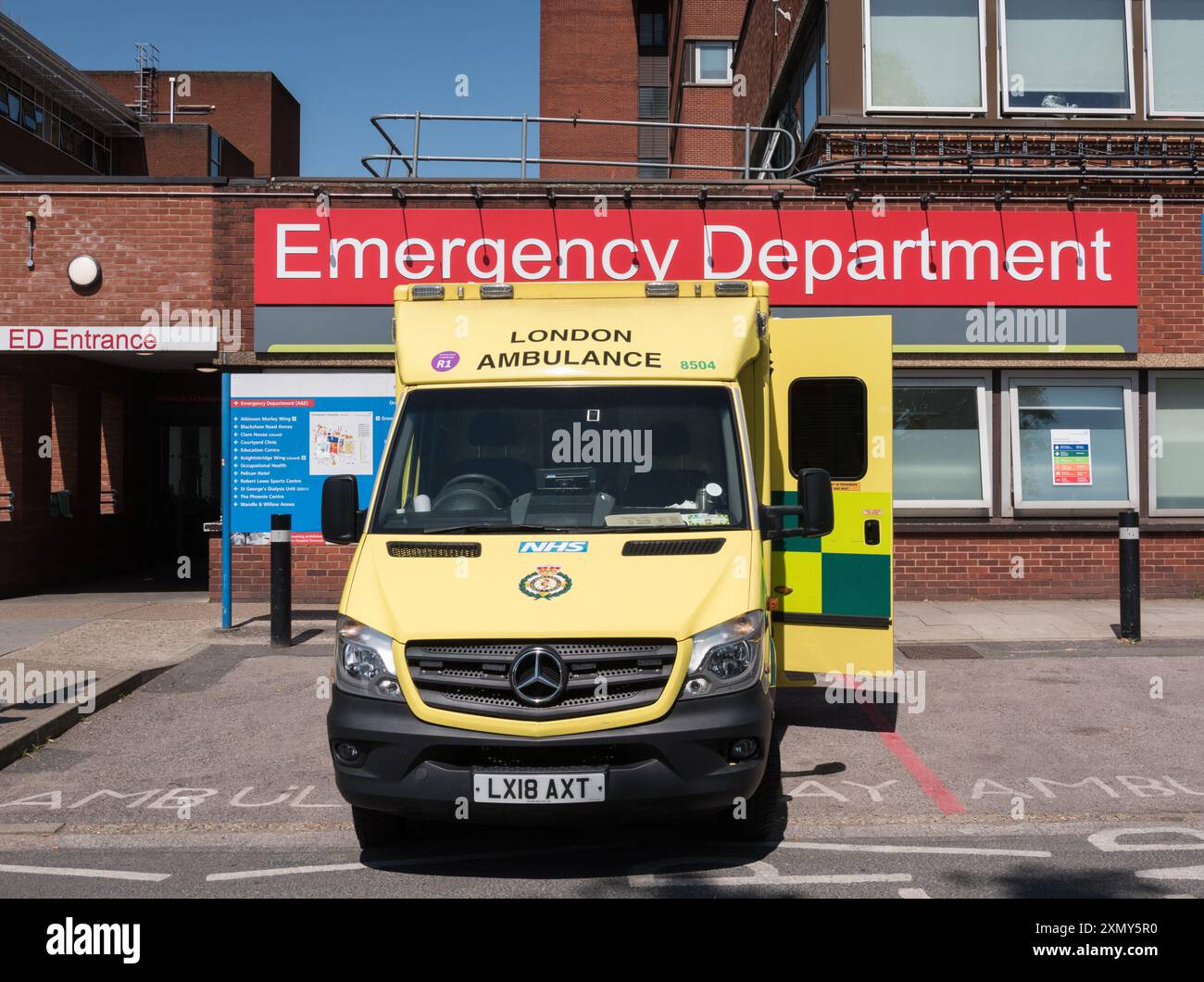 Ein Krankenwagen, der vor der Notaufnahme des St. George's Hospital, Blackshaw Road, Tooting, London, SW17, geparkt wurde. England, Großbritannien Stockfoto