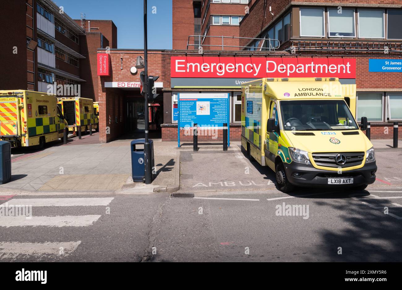 Krankenwagen, die vor der Notaufnahme des St George's Hospital, Blackshaw Road, Tooting, London, SW17, geparkt wurden England, Großbritannien Stockfoto