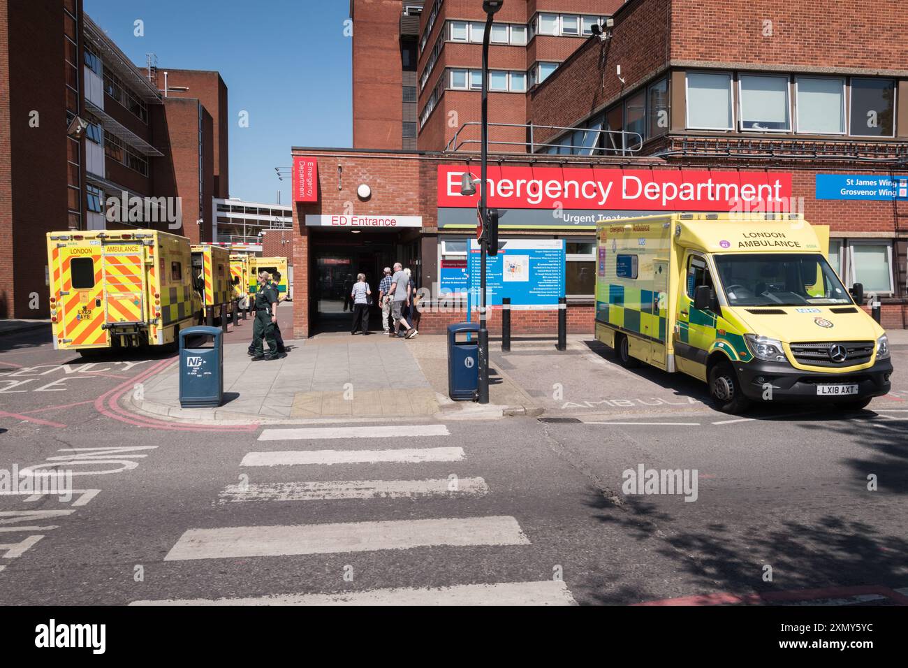 Krankenwagen, die vor der Notaufnahme des St George's Hospital, Blackshaw Road, Tooting, London, SW17, geparkt wurden England, Großbritannien Stockfoto